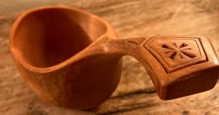 Chip carved kuksa handle